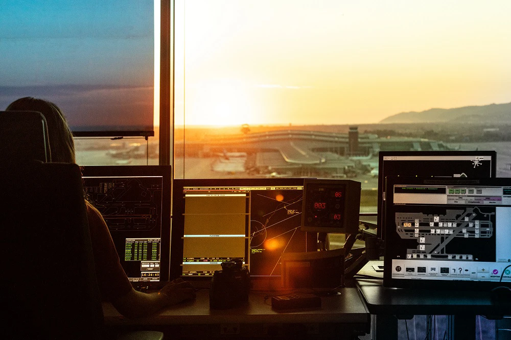 Controladora en torre de control de Barcelona El Prat. Foto: Enaire